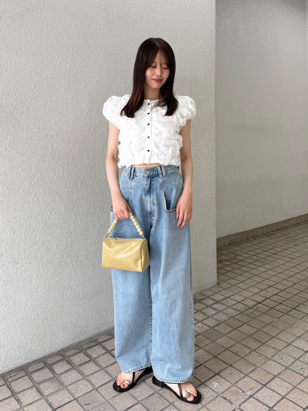 ホワイト系のシャツ/ブラウス、ホワイト系のシャツ/ブラウス、ベージュ系のショルダーバッグを着用したレディースの夏コーディネートの1枚目の写真