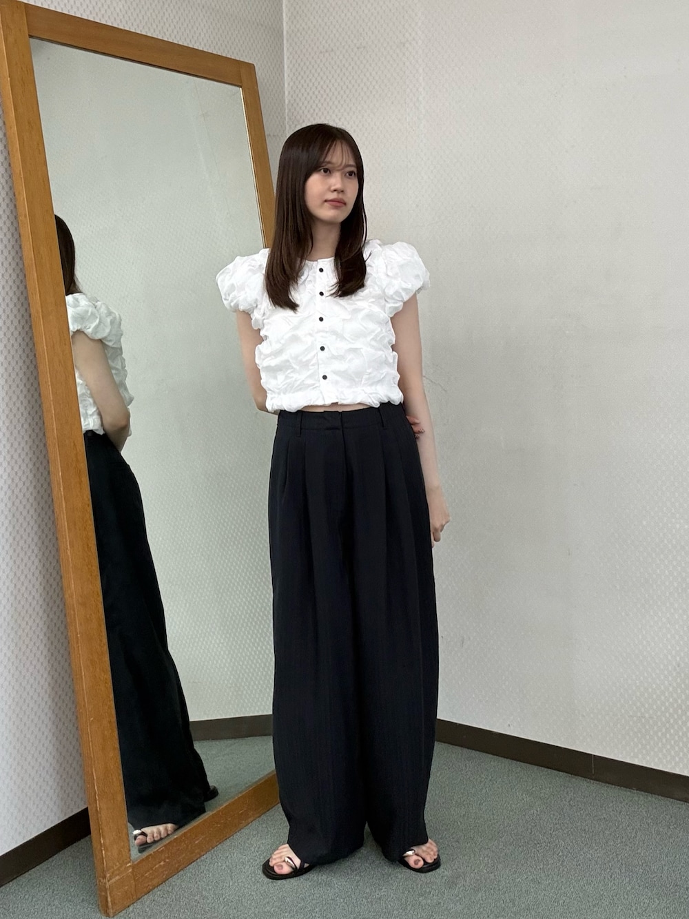 ホワイト系のシャツ/ブラウス、ホワイト系のシャツ/ブラウス、ブラック系のサンダルを着用したレディースの夏コーディネートの1枚目の写真