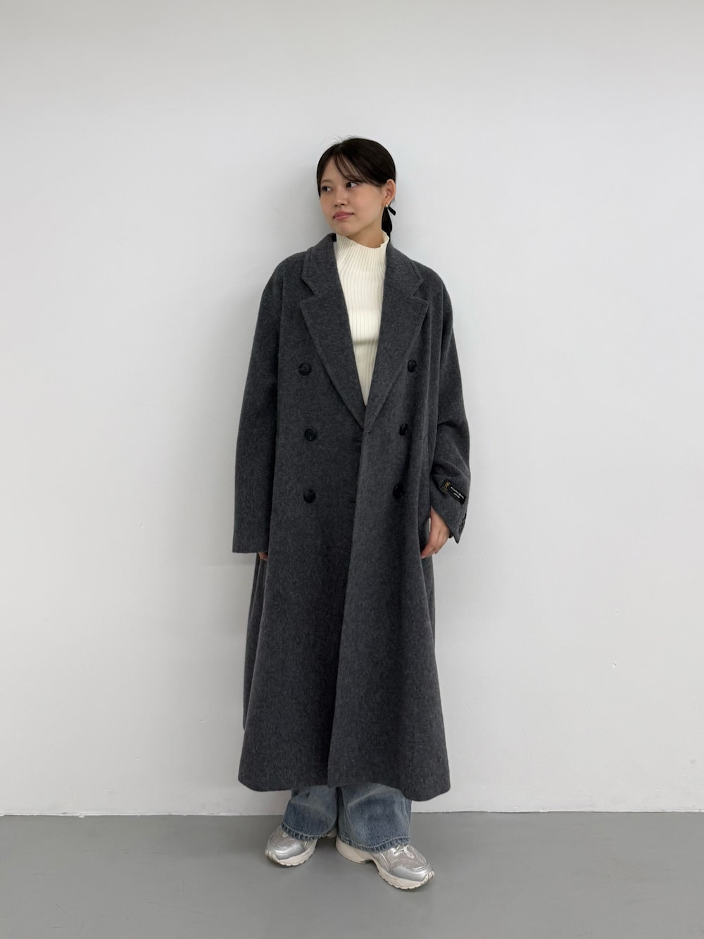 グレー系のその他アウター、ホワイト系のニット/セーター、ホワイト系のニット/セーターを着用したレディースの夏コーディネートの1枚目の写真