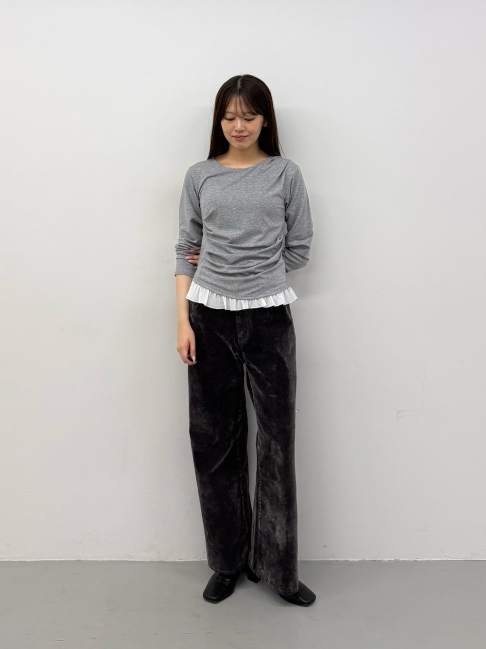 グレー系のTシャツ/カットソー、グレー系のその他パンツ、グレー系のその他パンツを着用したレディースの秋コーディネートの1枚目の写真