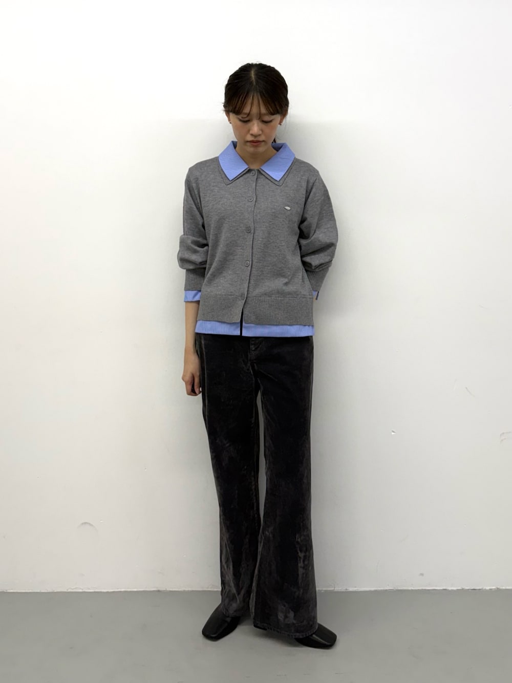 グレー系のカーディガン/ボレロ、グレー系のカーディガン/ボレロ、グレー系のその他パンツを着用したレディースの秋コーディネートの1枚目の写真