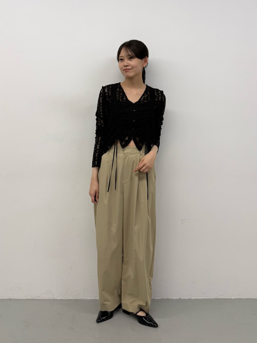 ブラック系のカーディガン/ボレロ、ベージュ系のその他パンツ、ベージュ系のその他パンツを着用したレディースの夏コーディネートの1枚目の写真