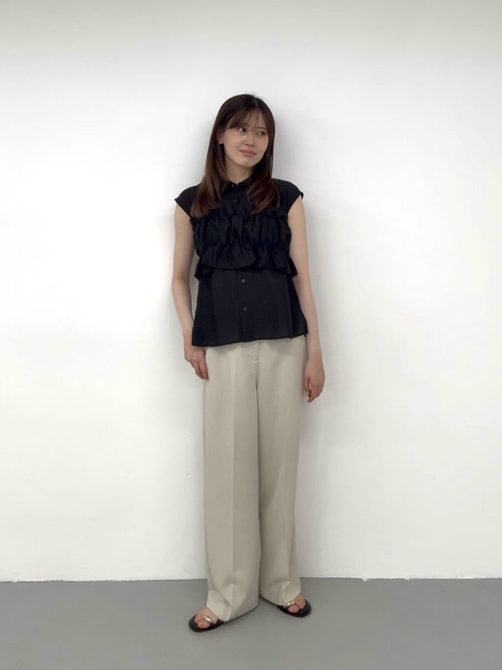 ベージュ系のその他パンツ、ベージュ系のその他パンツ、ブラック系のシャツ/ブラウスを着用したレディースの夏コーディネートの1枚目の写真