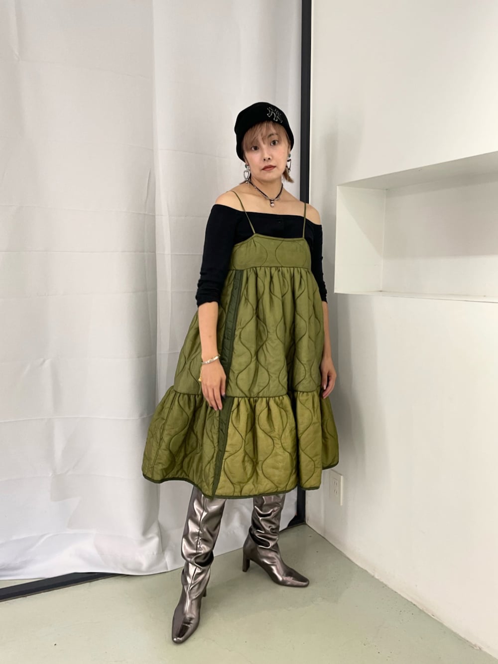 「ワンピース、レイヤード、ミリタリー、ブーツ、ママコーデ、ニット帽」｜「RE;CIRCLEのアイテム（ワンピース/ドレス、グリーン系）」を使った、Momoさん（レディース・160cm）の秋コーディネートの1枚目の写真