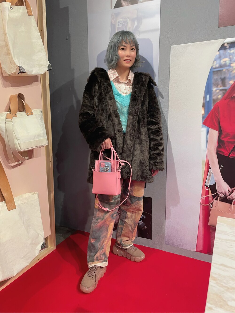 「パンツスタイル、トートバッグ、あったかコーデ、ファーコート、ママコーデ、展示会、プチプラコーデ、レイヤードスタイル」｜「MILKBOYのMOHAIR KNIT セーター（ニット/セーター、グリーン系）」を使った、Momoさん（レディース・160cm）の冬コーディネートの1枚目の写真