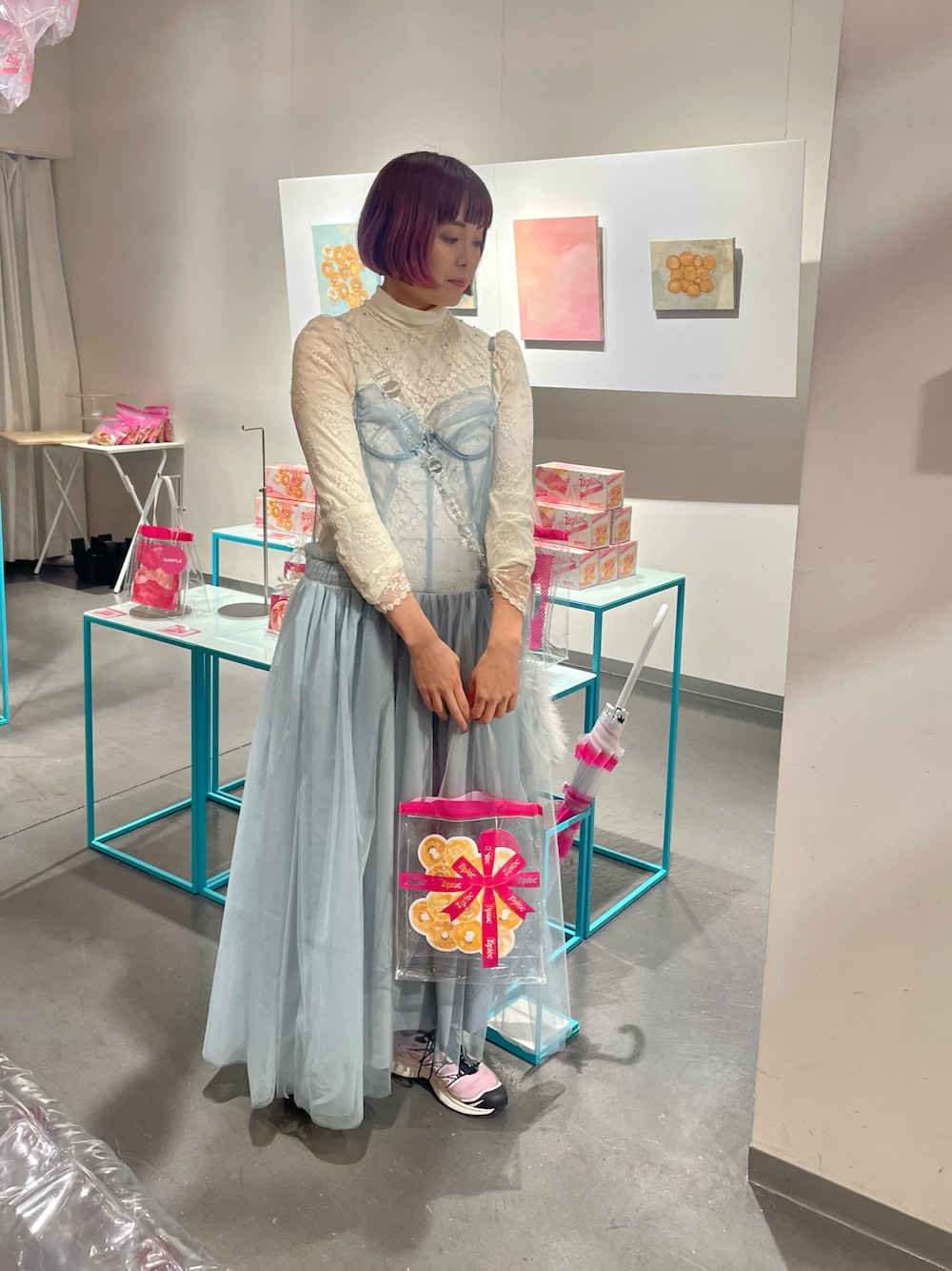 「春色、春色コーデ、淡色コーデ、レイヤードスタイル、ワンピース、チュールワンピ」｜「LA BELLE ETUDEのローウエストビスチェワンピース（ワンピース、ブルー系）」を使った、Momoさん（レディース・160cm）の冬コーディネートの1枚目の写真