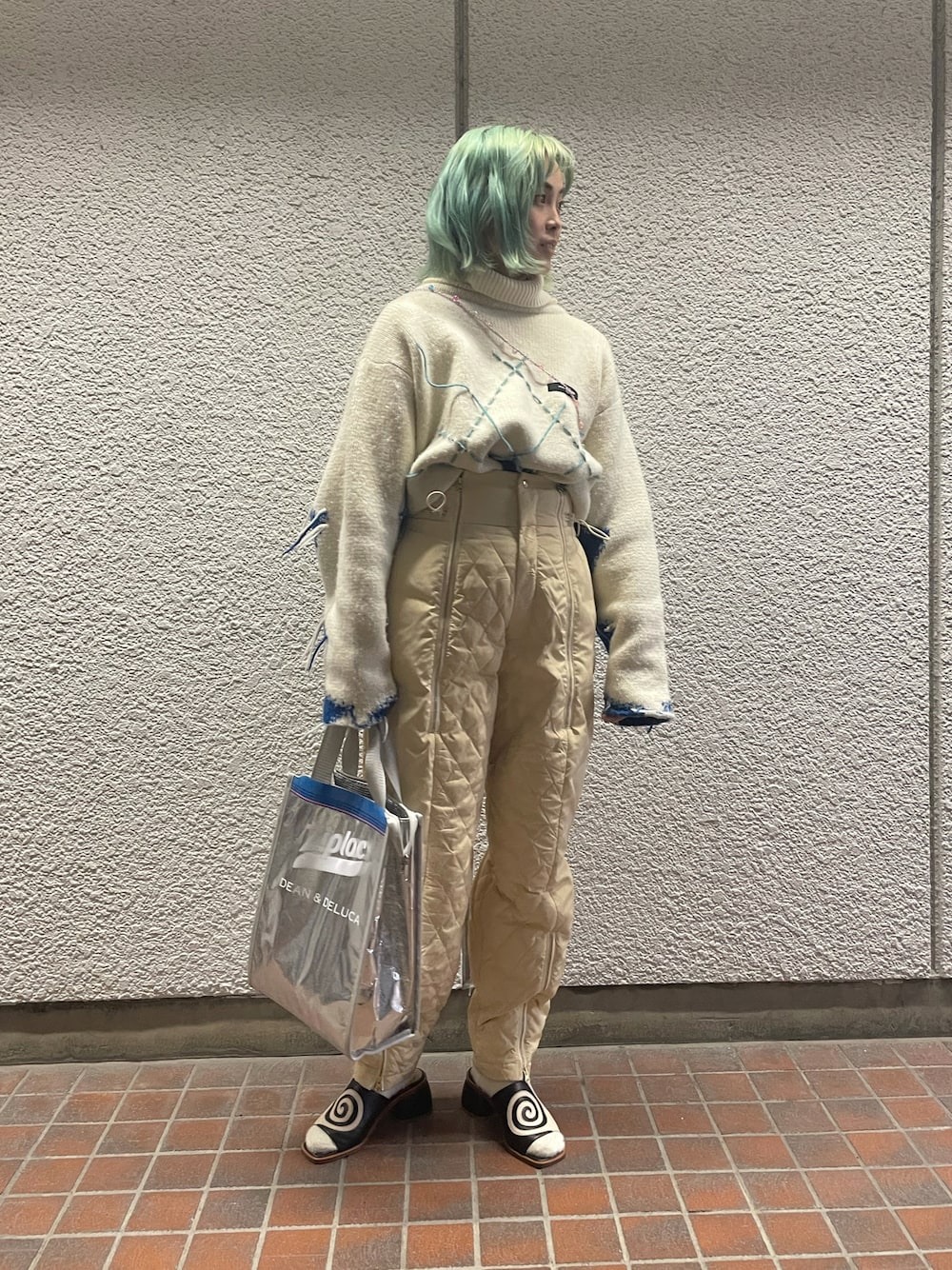 「パンツスタイル、ダウンパンツ、ママファッション、キルティングパンツ、ニット、ワントーンコーデ、ママコーデ、あったかコーデ、淡色コーデ、カラーパレット」｜「SYU.HOMME/FEMMのアイテム（ニット/セーター、ホワイト系）」を使った、Momoさん（レディース・160cm）の冬コーディネートの1枚目の写真
