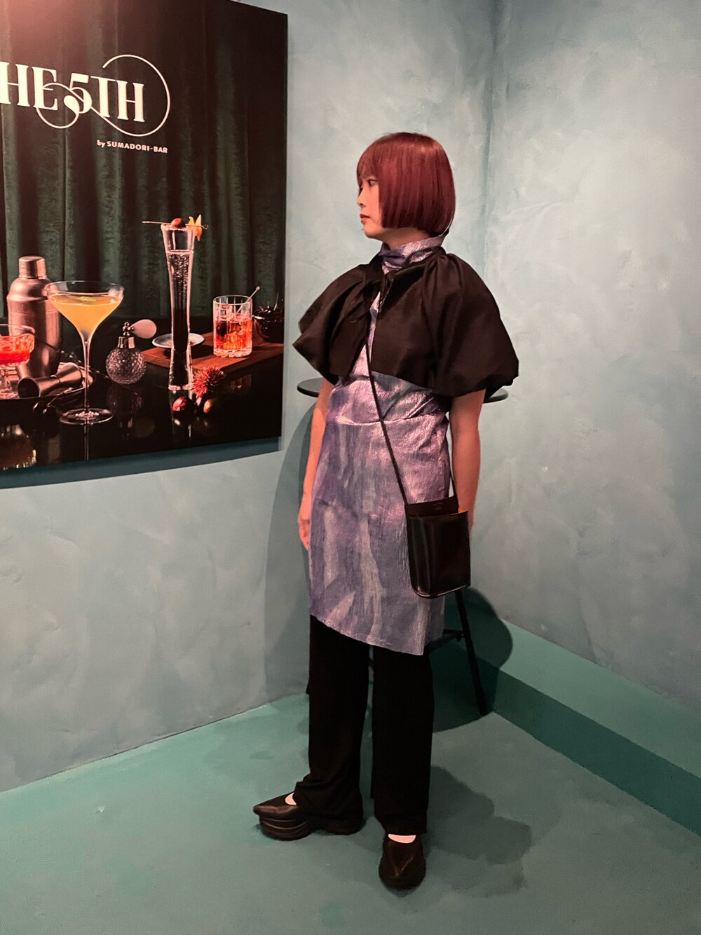 ブラック系のカーディガン/ボレロ、ブラック系のその他パンツ、パープル系のワンピースを着用したレディースの冬コーディネートの1枚目の写真