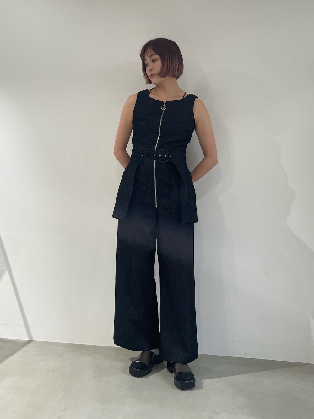 「大人カジュアル」｜「saharaのPocket Belt Denim All-in-ine（つなぎ/オールインワン、ブルー系）」を使った、Momoさん（レディース・160cm）の春コーディネートの1枚目の写真