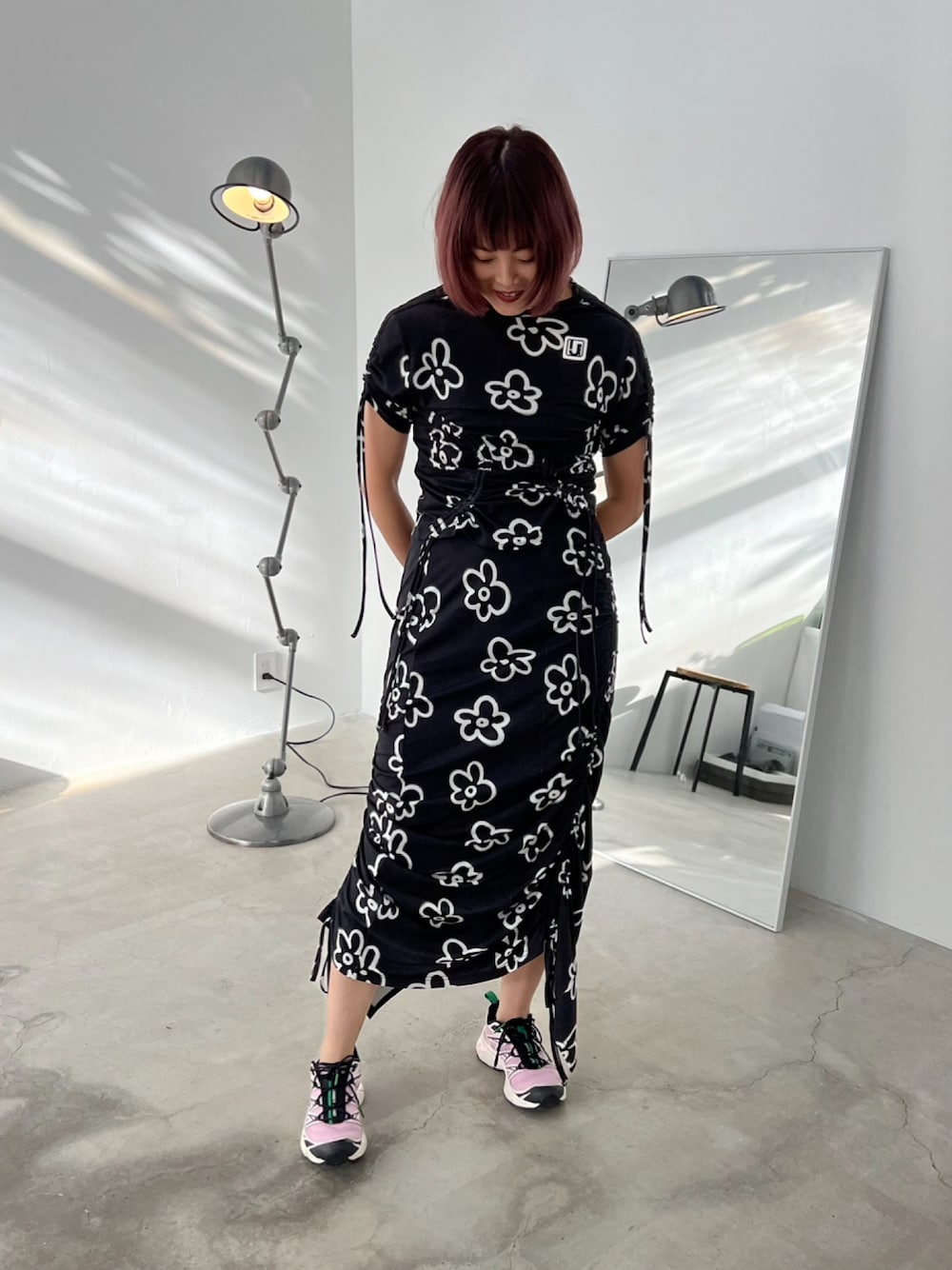 「SALOMONのアイテム（スニーカー、ピンク系）」を使った、Momoさん（レディース・160cm）の春コーディネートの1枚目の写真