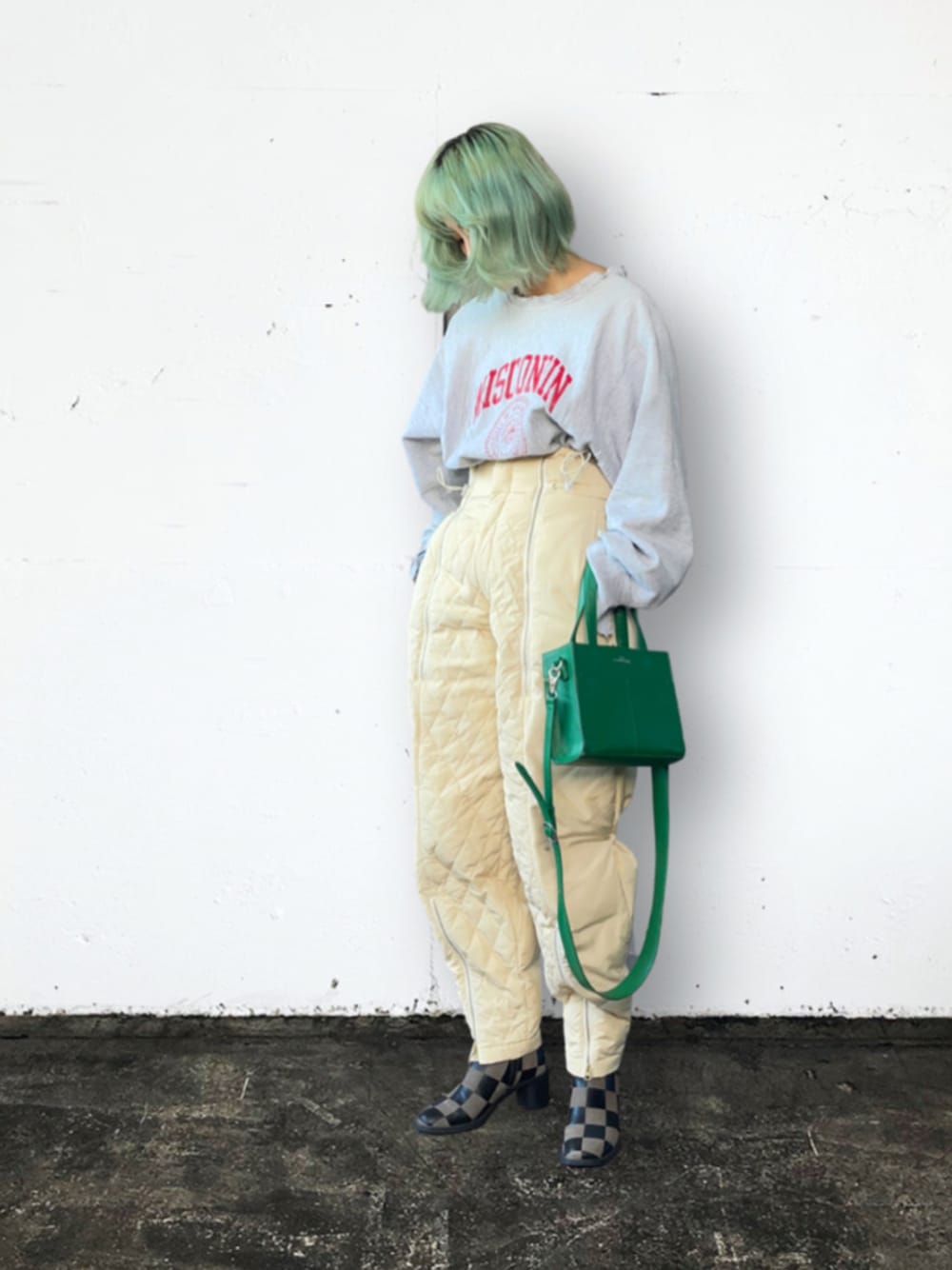 「スウエット、ダウンパンツ、グリーンコーデ、プチバッグ、古着MIX、ブーツ、ママコーデ、ロゴスウェット」｜「JUN MIKAMIのアイテム（パンツ、ベージュ系）」を使った、Momoさん（レディース・160cm）の冬コーディネートの1枚目の写真