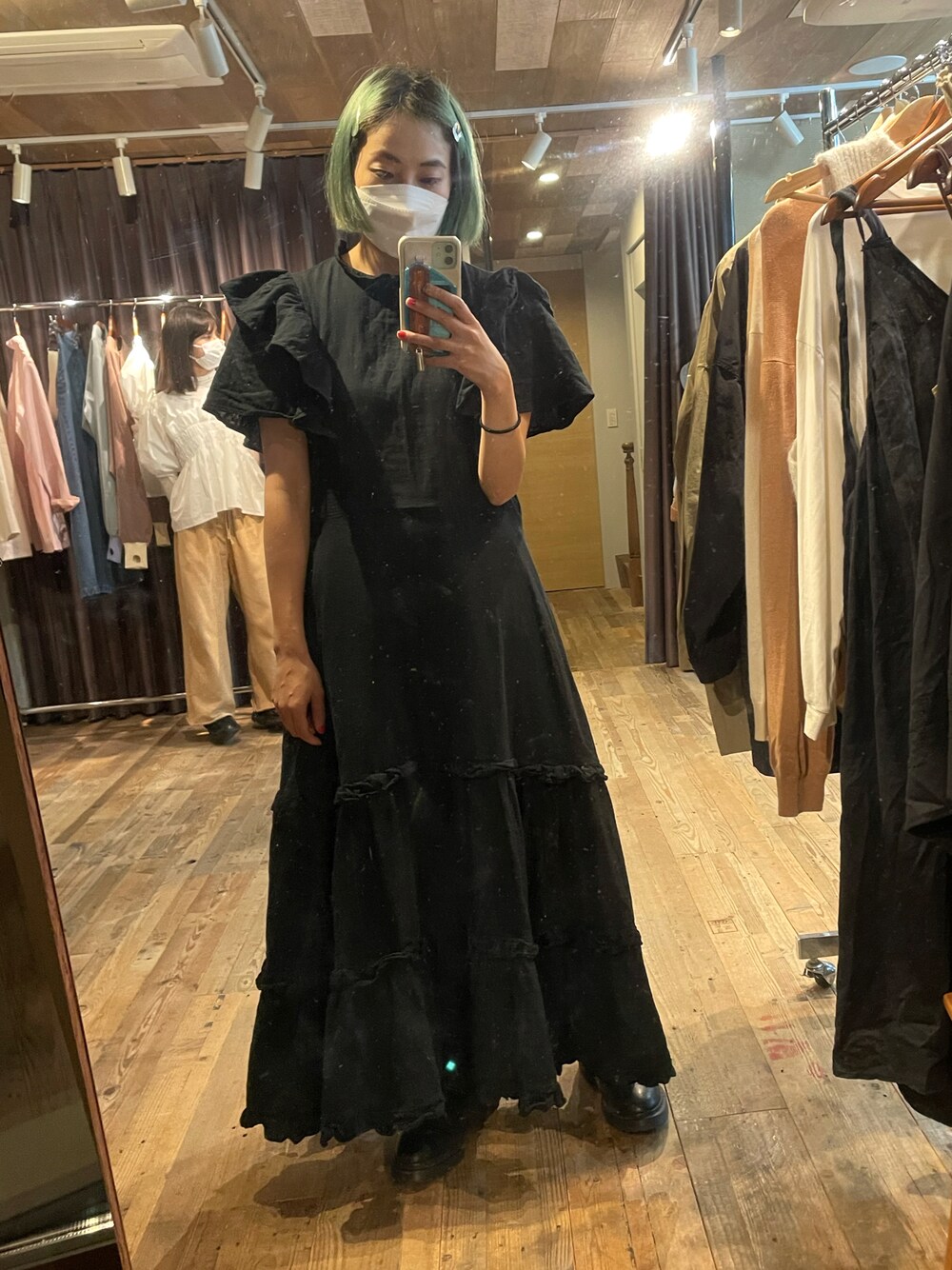 ブラック系のワンピース/ドレスを着用したレディースの秋コーディネートの1枚目の写真