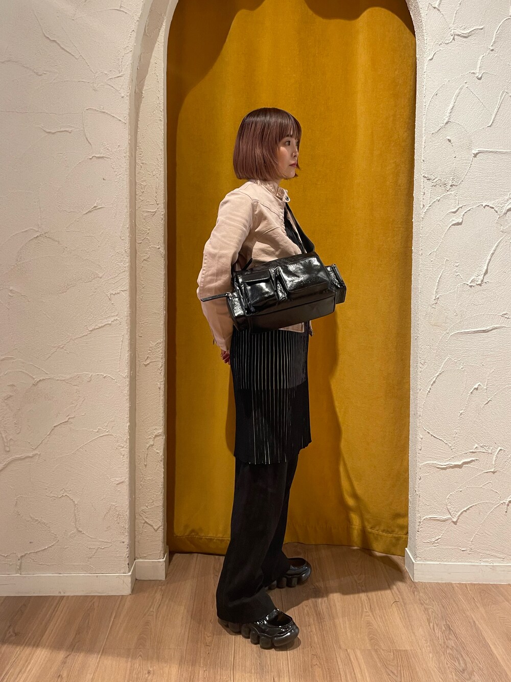 「Desigualのアイテム（バッグ、ブラック系）」を使った、Momoさん（レディース・160cm）の秋コーディネートの1枚目の写真