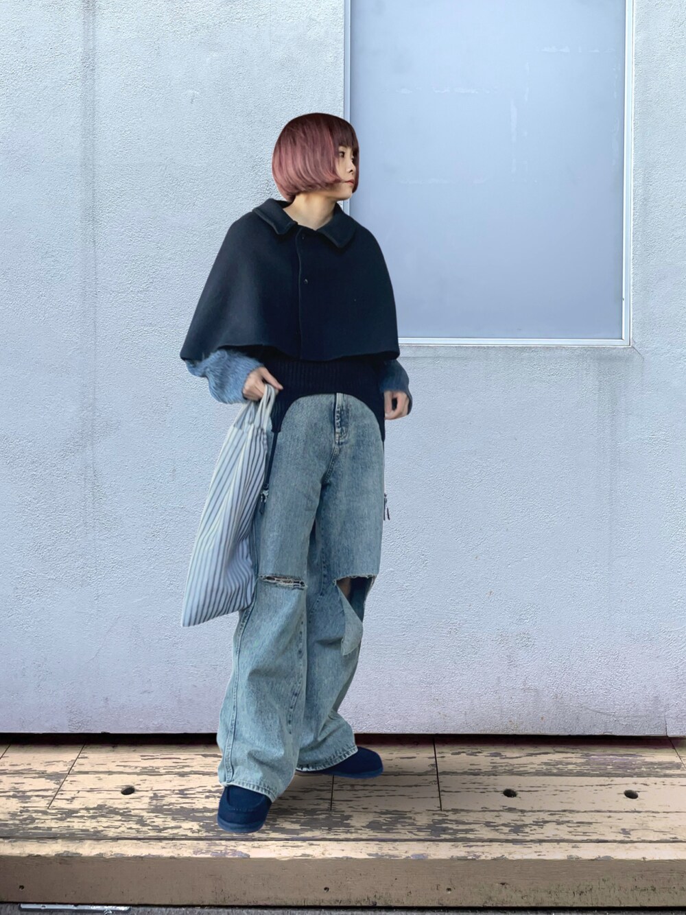 「デニム、ポンチョ、冬アウター」｜「THINGS THAT MATTERの【THINGS THAT MATTER/(シングス ザット マター)】KNEE CUTTING DENIM PANTS/ニーカッティングデニムパンツ（デニムパンツ、ブルー系）」を使った、Momoさん（レディース・160cm）の冬コーディネートの1枚目の写真