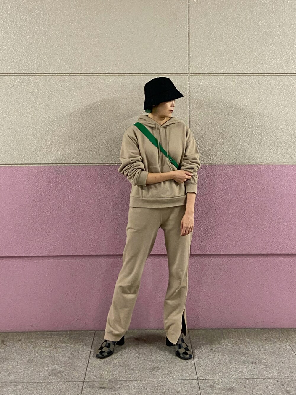 「スウェット、セットアップ、秋コーデ、パーカー、ママコーデ」｜「forget-me-notsのforget-me-nots フォーゲットミーノーツ ESSENTIAL SLIT SWEAT PANTS FMN210011（スウェットパンツ、ベージュ系）」を使った、Momoさん（レディース・160cm）の秋コーディネートの1枚目の写真
