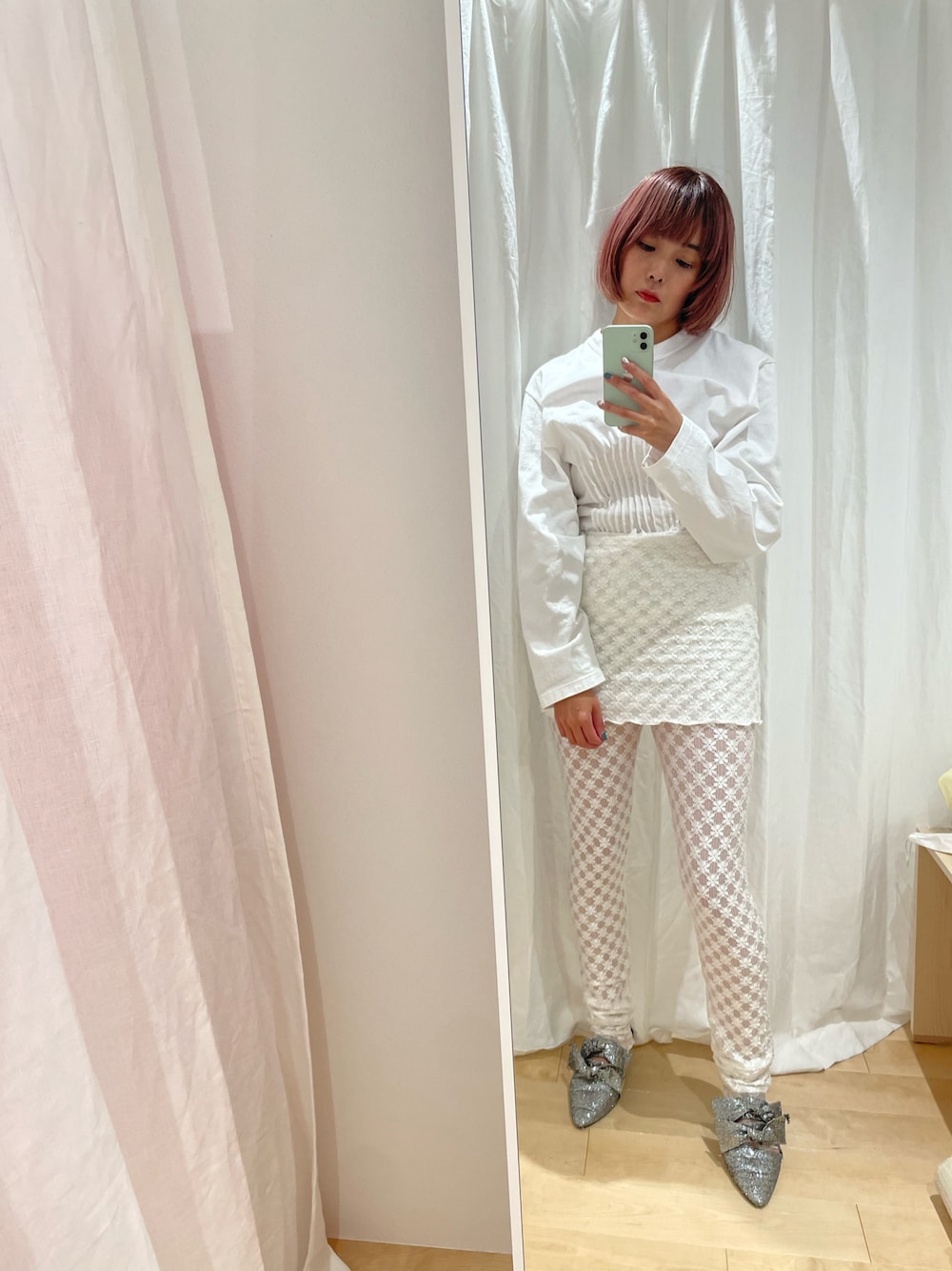 「HOLIDAYのSUPER FINE DRY PIN TUCK L/S TOPS スーパーファインドライピンタックロングスリーブトップス（Tシャツ/カットソー、ホワイト系）」を使った、Momoさん（レディース・160cm）の冬コーディネートの1枚目の写真