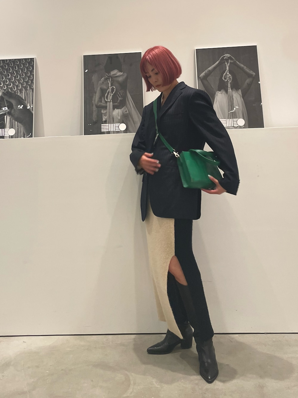 「秋冬コーデ、きれいめカジュアル、ロングブーツ、テーラードジャケット、ニットスカート」｜「SYU.HOMME/FEMMのアイテム（ショルダーバッグ、グリーン系）」を使った、Momoさん（レディース・160cm）の秋コーディネートの1枚目の写真
