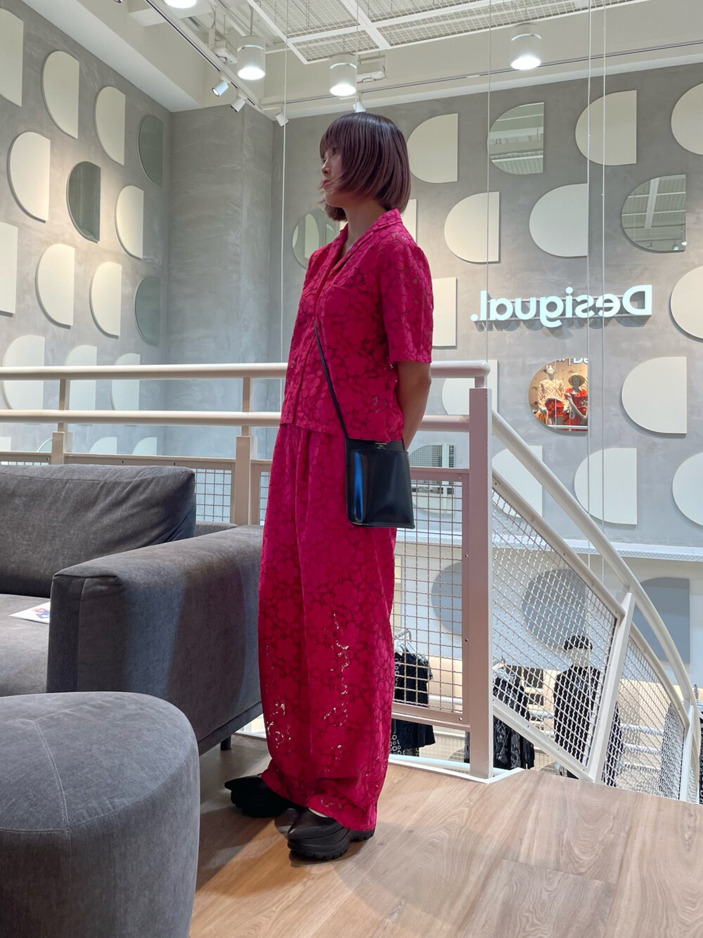 「Desigualのアイテム（パンツ、ピンク系）」を使った、Momoさん（レディース・160cm）の秋コーディネートの1枚目の写真