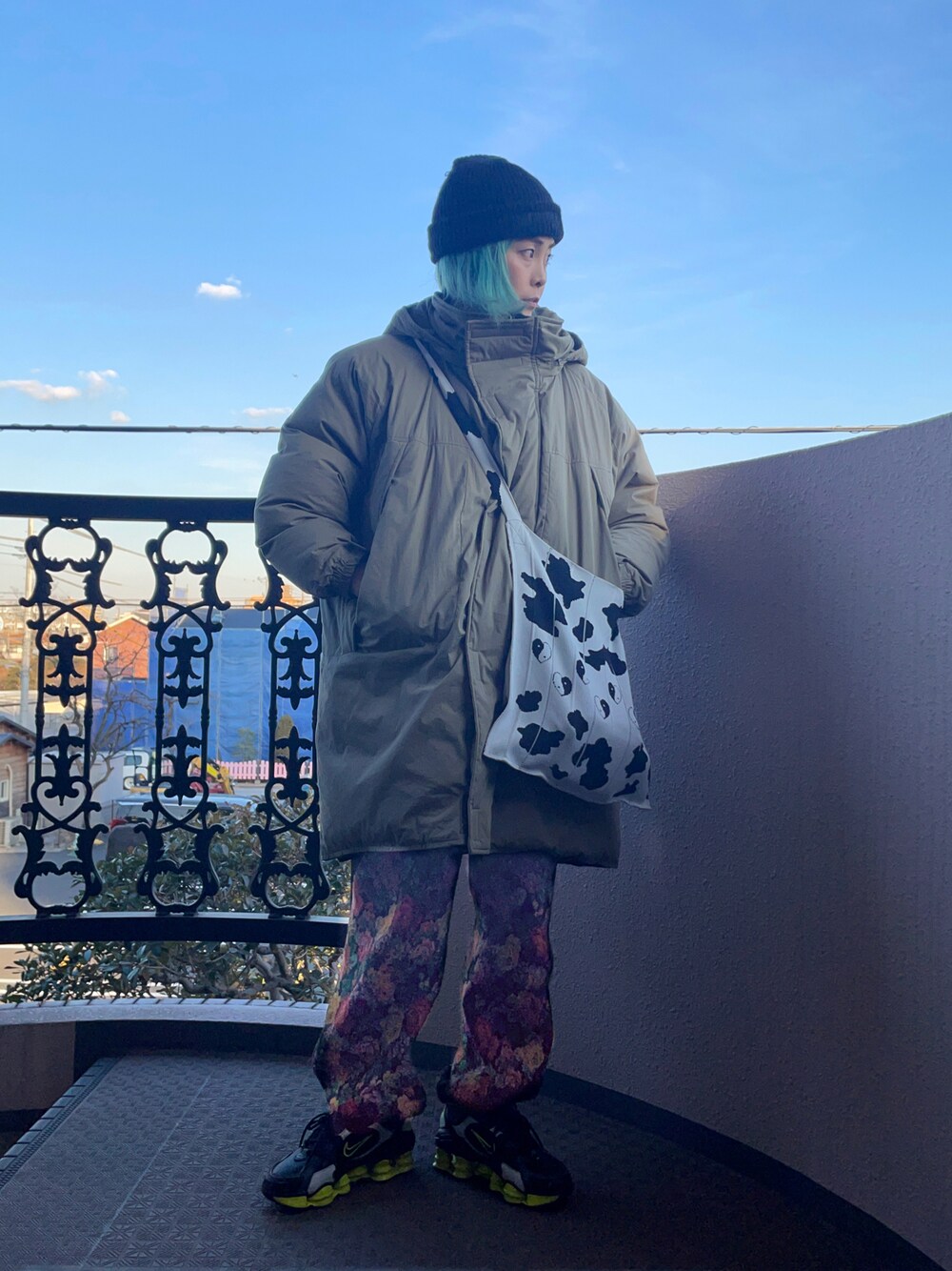 グリーン系のその他アウター、ホワイト系のショルダーバッグ、ブラック系のパンツを着用したレディースの冬コーディネートの1枚目の写真