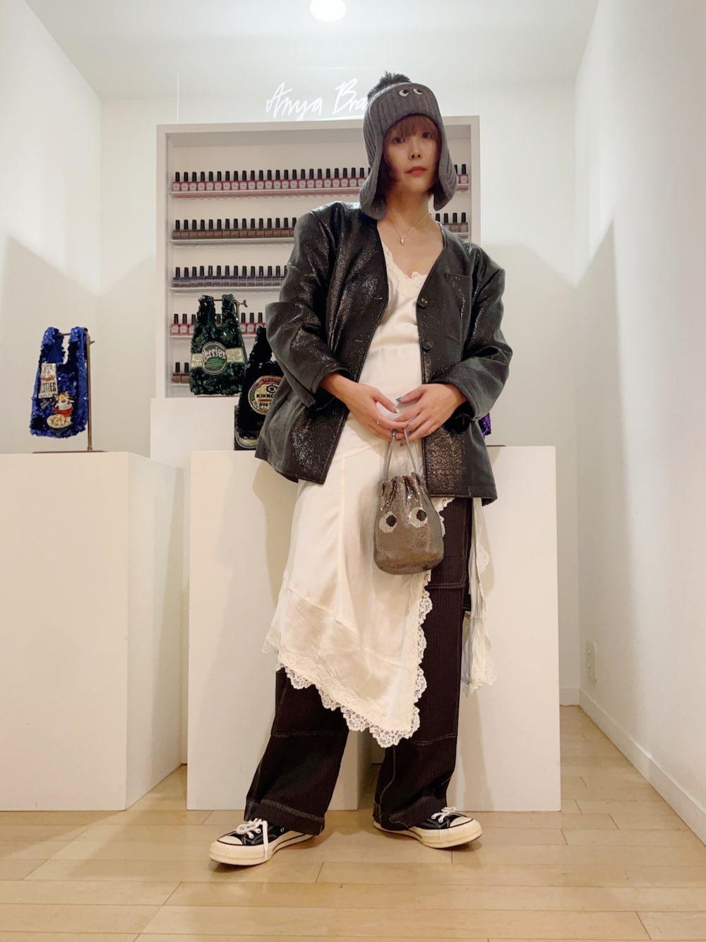 「重ね着ベストシーズン、ランジェリー、スラックス、チャックテイラー、レイヤードスタイル、スニーカー、ノーカラージャケット」｜「selena heliosのアイテム（ノーカラージャケット、ブラック系）」を使った、Momoさん（レディース・160cm）の秋コーディネートの1枚目の写真