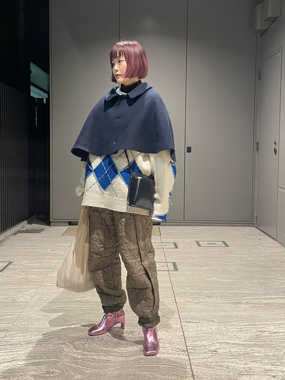 「冬を彩る色いろコーデ、タートルネック、タートル、ポンチョ、お出かけコーデ、キルティング」｜「papierのpapier/パピエ/Cape poncho（ポンチョ、ブルー系）」を使った、Momoさん（レディース・160cm）の冬コーディネートの1枚目の写真