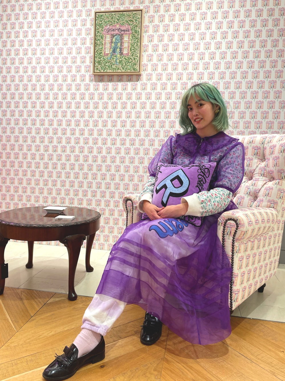 「春服、シースルー、ママコーデ、ローファー、レイヤードスタイル、シースルーワンピース、スウェットパンツ、サーマル」｜「MACKINTOSH PHILOSOPHYのリボンモチーフフリンジローファー（ローファー、ブラック系）」を使った、Momoさん（レディース・160cm）の冬コーディネートの1枚目の写真