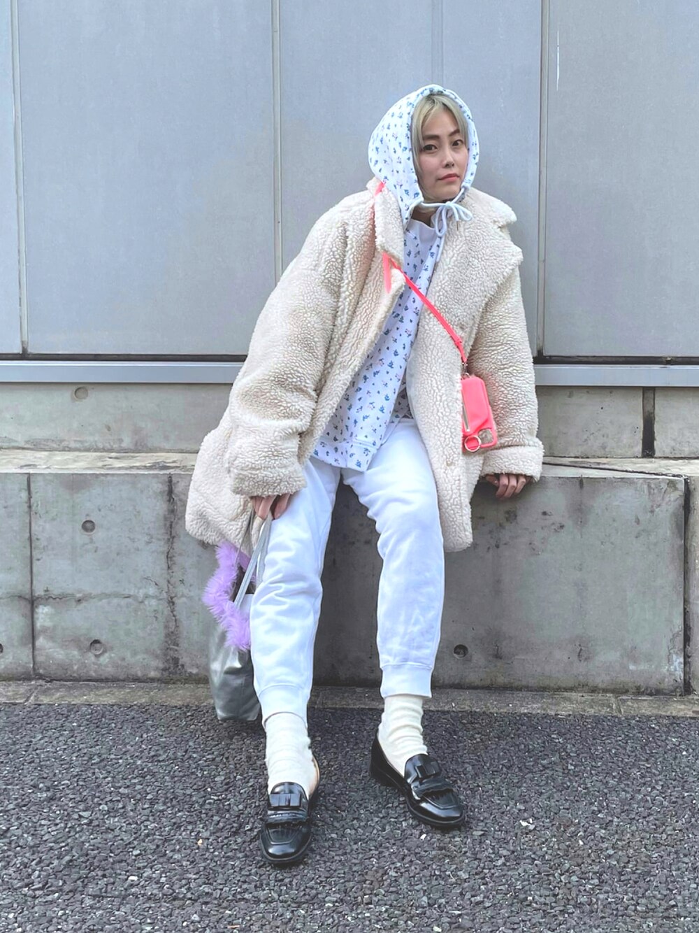 「ホワイトコーデ、スウェットパンツ、フーディー、さしいろピンク、ママコーデ、ローファー、パーカー、スウェット、ボアジャケット、あったかコーデ」｜「VINTAGEのアイテム（スウェットパンツ、ホワイト系）」を使った、Momoさん（レディース・160cm）の冬コーディネートの1枚目の写真