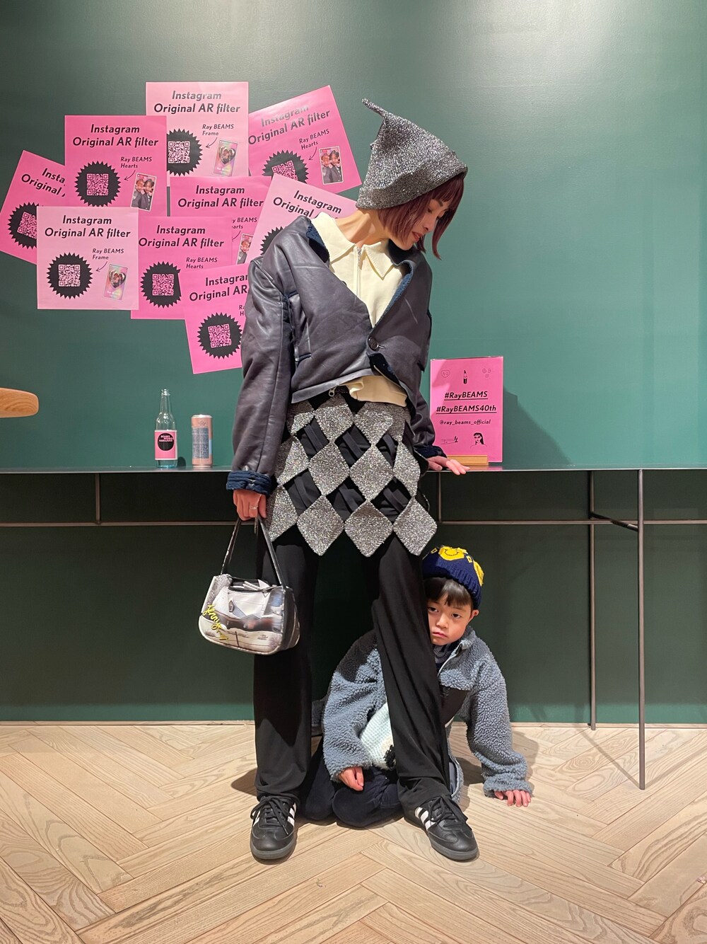 「お出かけコーデ、レイヤードスタイル、スニーカーコーデ、ミニスカート、ママコーデ、ママ＆息子」｜「SYU.HOMME/FEMMのアイテム（ジャケット/アウター、ブルー系）」を使った、Momoさん（レディース・160cm）の冬コーディネートの1枚目の写真