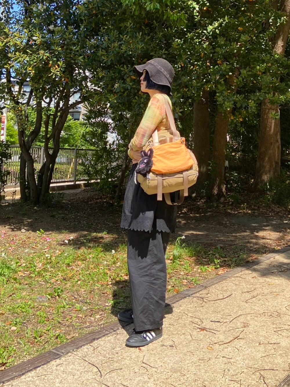 ブラック系のその他パンツ、ブラック系のその他パンツ、ブラウン系のバックパック/リュックを着用したレディースの春コーディネートの1枚目の写真