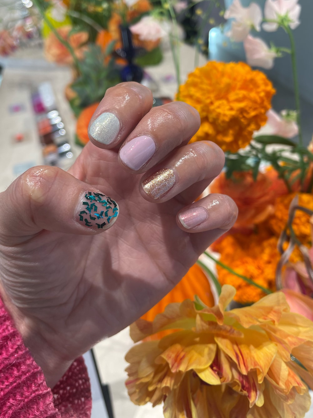 「春色、マニキュア、ネイル」｜「NAILS INCのNailKale Superfood Base Coat（マニキュア/ジェルネイル、その他）」を使った、Momoさん（レディース・160cm）の冬コーディネートの1枚目の写真