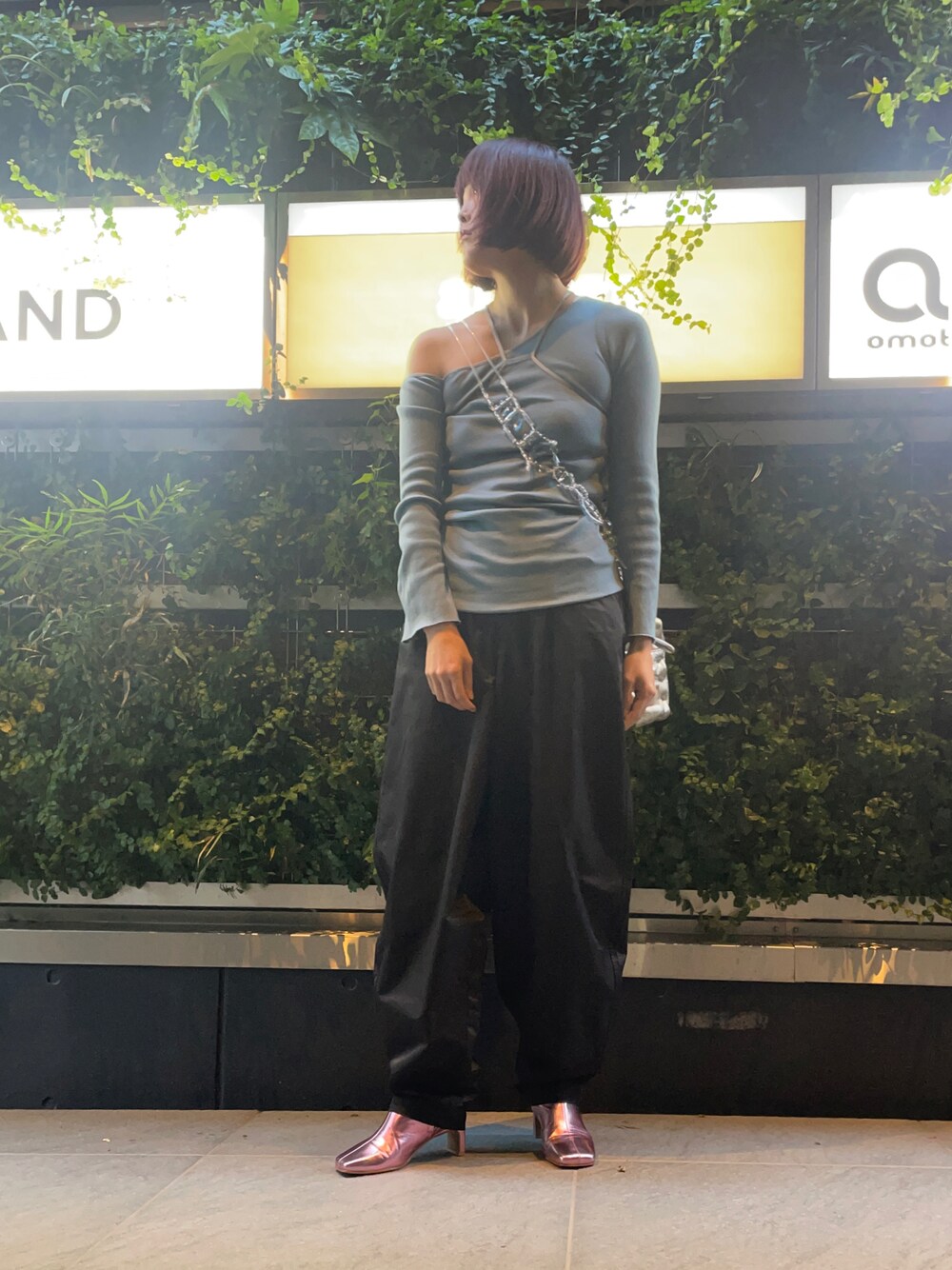「ファッションを楽しもう、オトナカジュアル、ブーツ」｜「THINGS THAT MATTERのTHINGS THAT MATTER LAYERED BRIGHT PLATING RIB TOPS（Tシャツ/カットソー、ブルー系）」を使った、Momoさん（レディース・160cm）の秋コーディネートの1枚目の写真