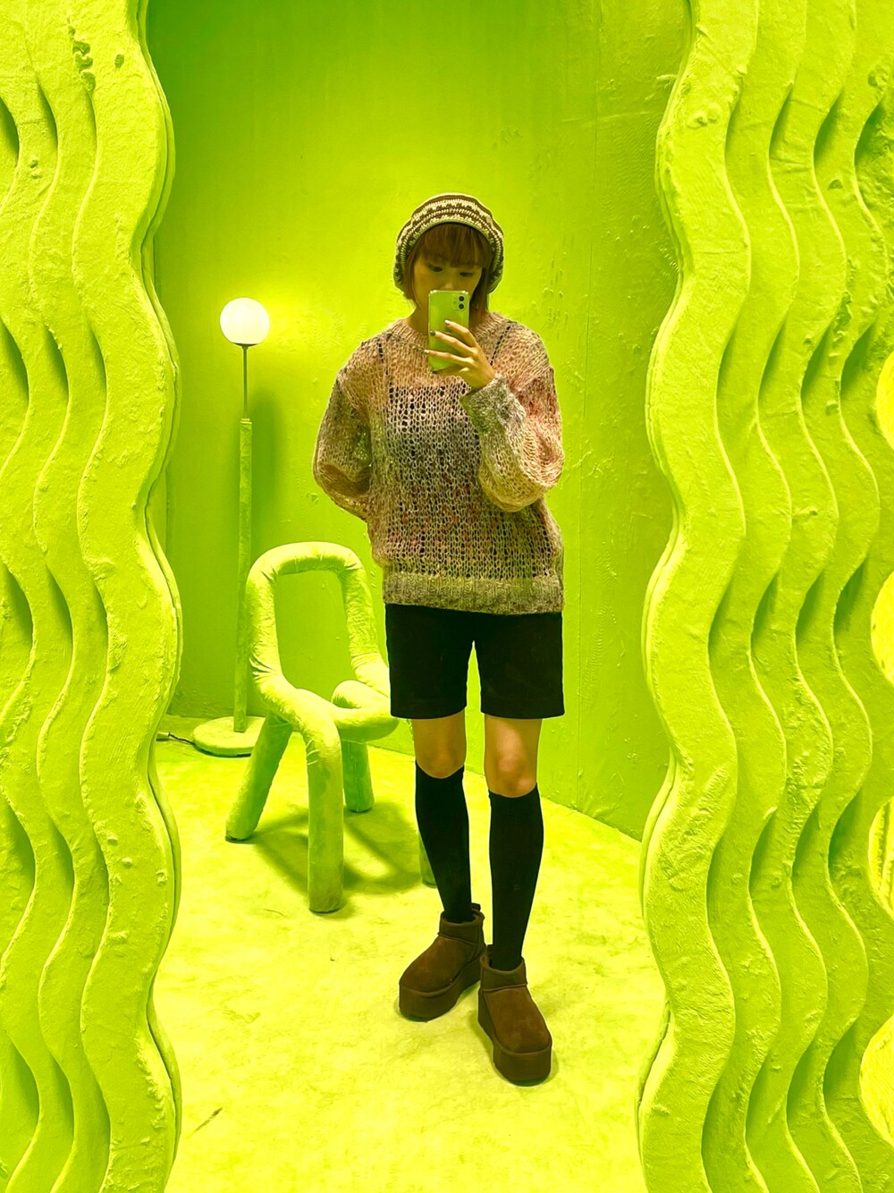 ピンク系のニット/セーター、ブラック系のその他パンツ、ブラウン系のブーツを着用したレディースの秋コーディネートの1枚目の写真