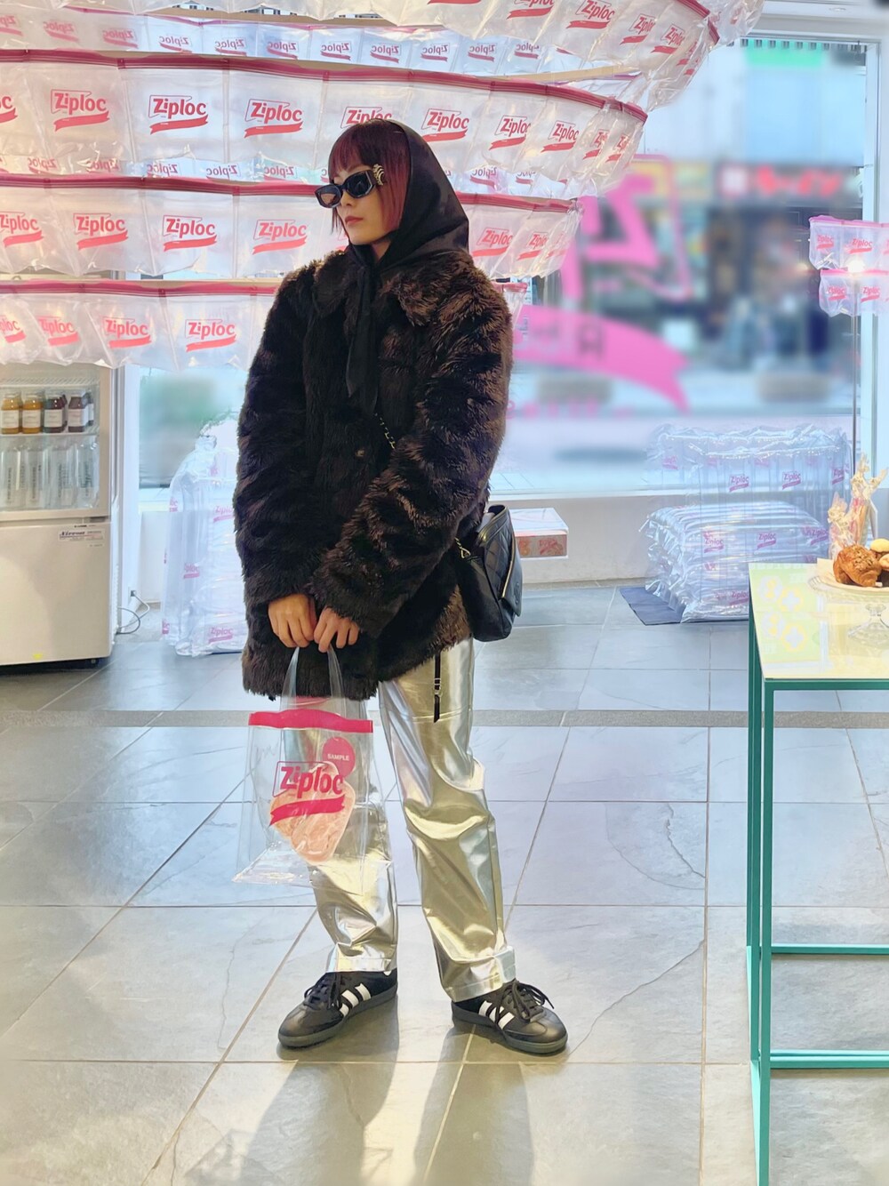 「SANSeLFのSe メタリックパンツ【SANSeLF】sanwt23a001（その他パンツ、シルバー系）」を使った、Momoさん（レディース・160cm）の冬コーディネートの1枚目の写真