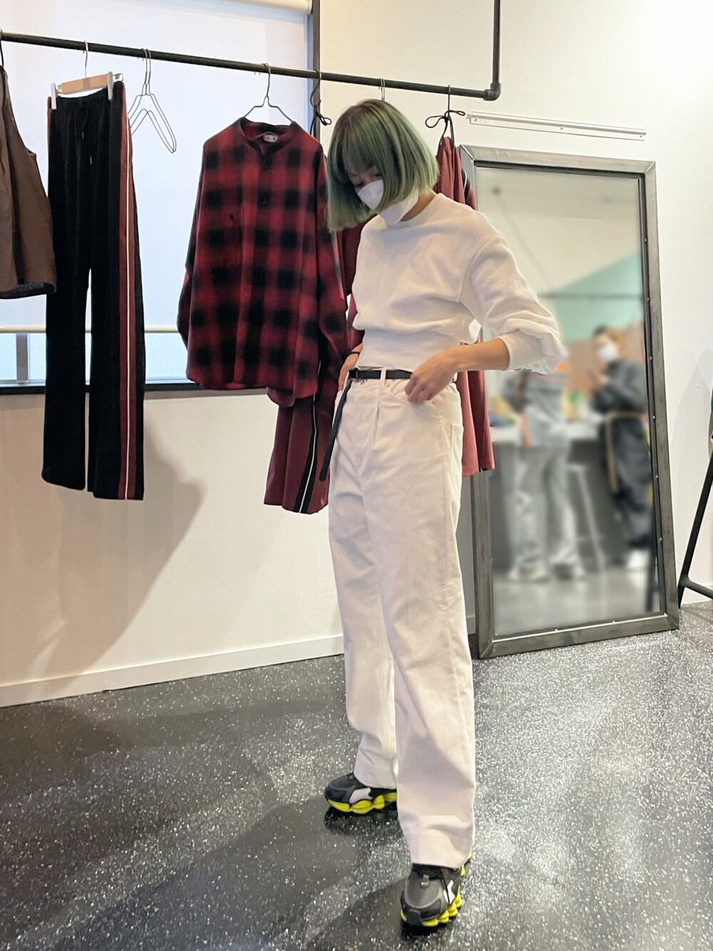 ホワイト系のパンツ、ホワイト系のスウェットを着用したレディースの秋コーディネートの1枚目の写真