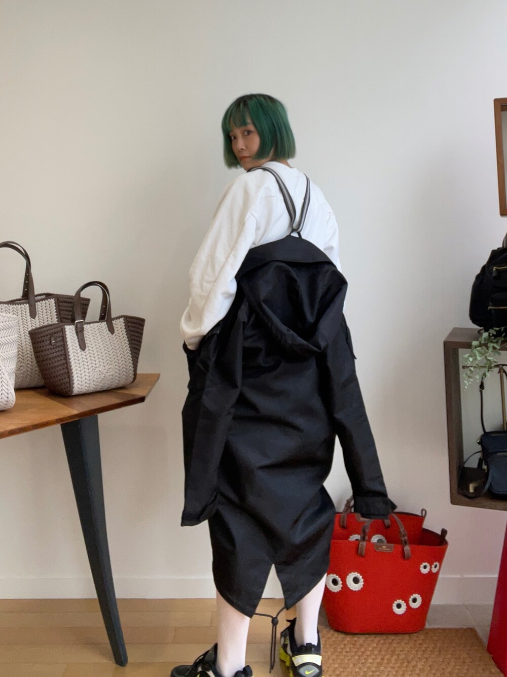 「アウター、秋のコーデ、ナイロンジャケット、モノトーンコーデ、オトナカジュアル、Anya Hindmarch、秋トレンド2021、2022ss」｜「RICHARDSONの【Richardson/リチャードソン】CHLOE SEVIGNY PANEL スウェット（スウェット、ホワイト系）」を使った、Momoさん（レディース・160cm）の秋コーディネートの1枚目の写真