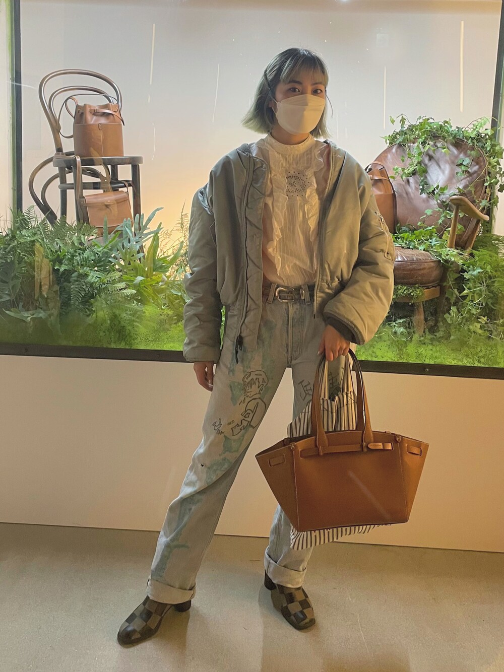 「休日スタイル、デニム、ヴィンテージ」｜「VINTAGEのアイテム（MA-1、グレー系）」を使った、Momoさん（レディース・160cm）の冬コーディネートの1枚目の写真