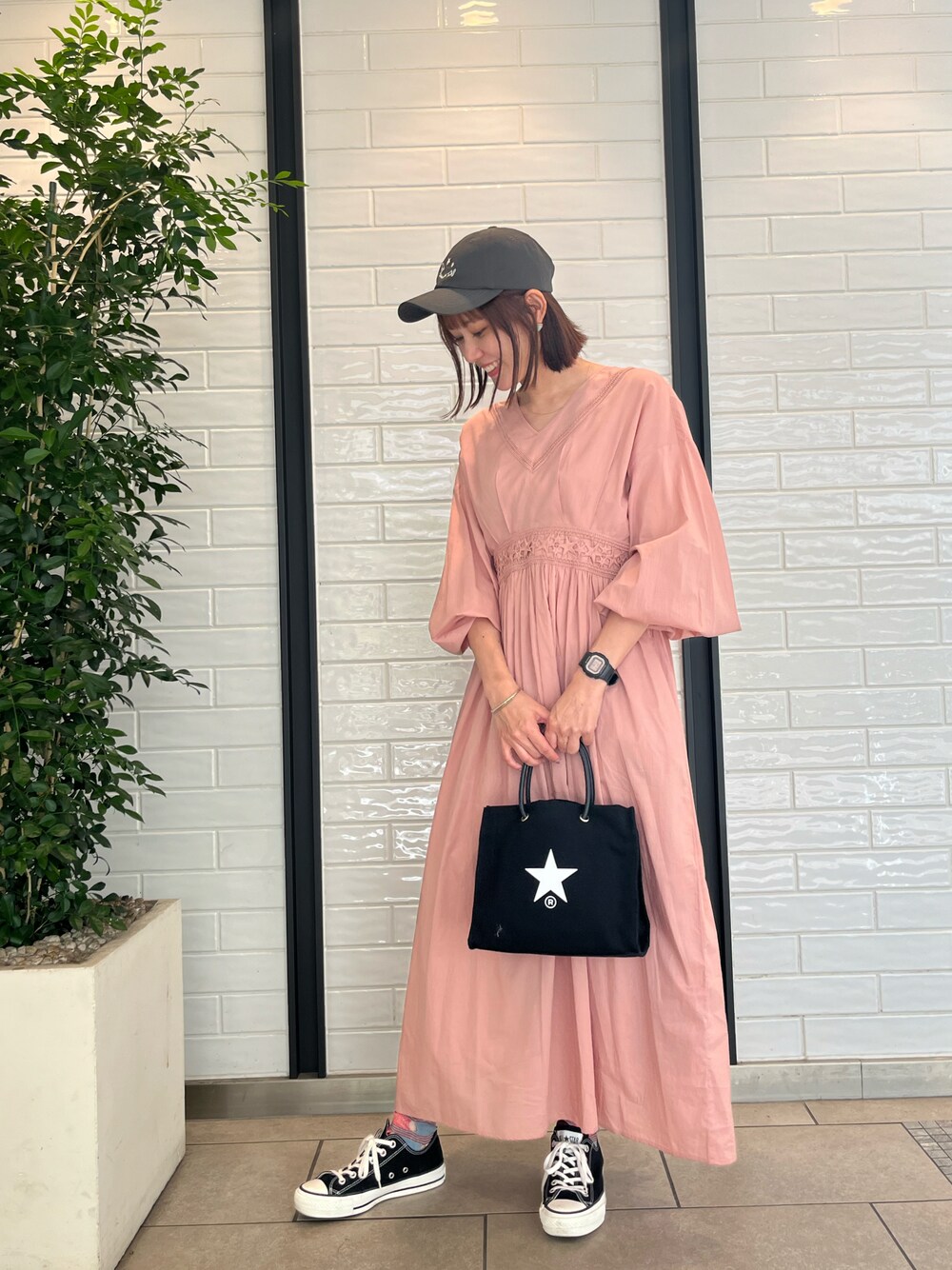 「コンバーストウキョウ、CONVERSE TOKYO、コンバース、converse、ワンピース、カジュアルコーデ、オトナ女子、楽チンコーデ、大人かわいい、夏ファッション、カラーコーデ、デート、カラー×コーデ、骨格ナチュラル、スニーカーコーデ」｜「CONVERSE TOKYOのFACE LOGO EMBROIDERY CAP（キャップ、ブラック系）」を使った、haruka.Sさん（レディース・160cm）の夏コーディネートの1枚目の写真