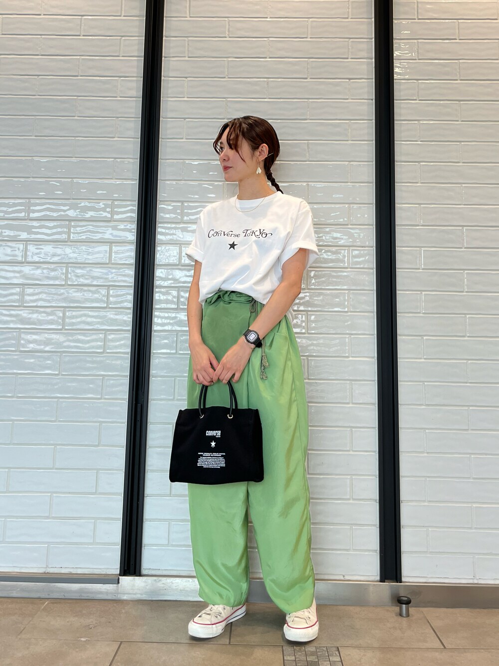 「夏だ！Tシャツ着よう！、カラーパンツ、Tシャツ、コンバーストウキョウ、CONVERSE TOKYO、コンバース、converse、カジュアルコーデ、大人コーデ、真夏のアクティブスタイル、シンプルコーデ、オーバーサイズ、ラフ、カラーコーデ、グリーン」｜「CONVERSE TOKYOのキャンバスショルダーバックM（ショルダーバッグ、ブラック系）」を使った、haruka.Sさん（レディース・160cm）の夏コーディネートの1枚目の写真