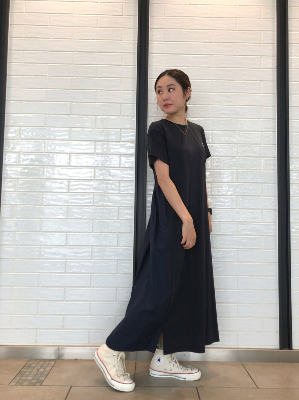 「ゆるコーデ、コンバーストウキョウ、CONVERSE TOKYO、conversetokyo、ワンピース、ワンピース×スニーカー、オトナカジュアル、リラックススタイル、カジュアルコーデ、ハイカットスニーカー」｜「CONVERSE TOKYOのバックギャザードッキングワンピース（ワンピース、ブルー系）」を使った、haruka.Sさん（レディース・160cm）の夏コーディネートの1枚目の写真