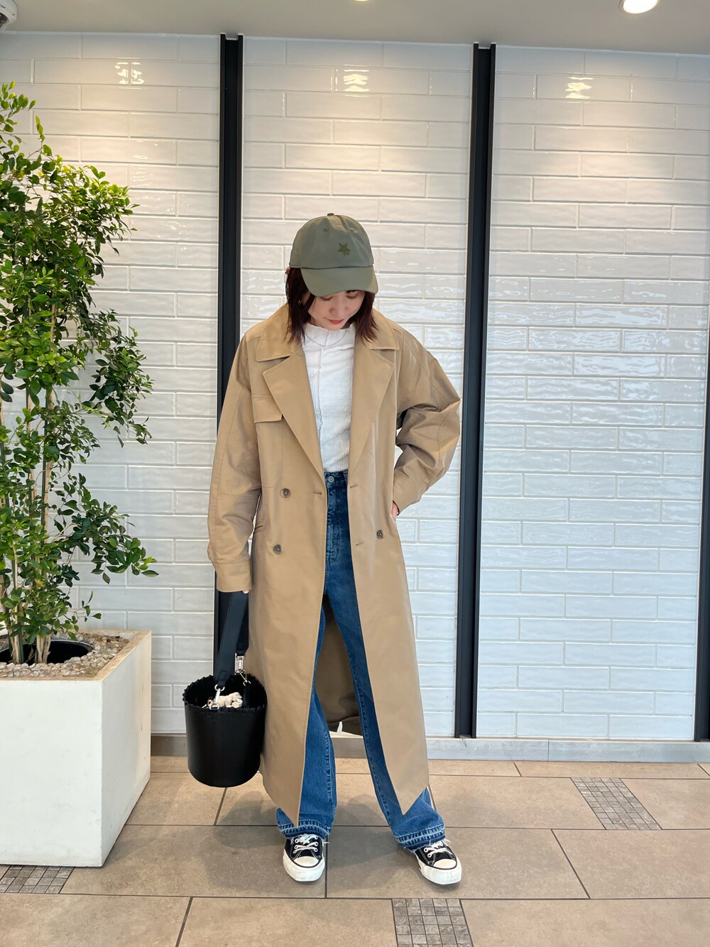 「オトナカジュアル、コンバーストウキョウ、コンバース、CONVERSE TOKYO、converse、秋ルック紹介するよ、大人コーデ、スニーカーコーデ、キャップ、ビッグシルエット、ユニセックス、オーバーサイズ、ベージュ、きれいめカジュアル、トレンチコート」｜「CONVERSE TOKYOの斜めスターキャップ（キャップ、グリーン系）」を使った、haruka.Sさん（レディース・160cm）の秋コーディネートの1枚目の写真
