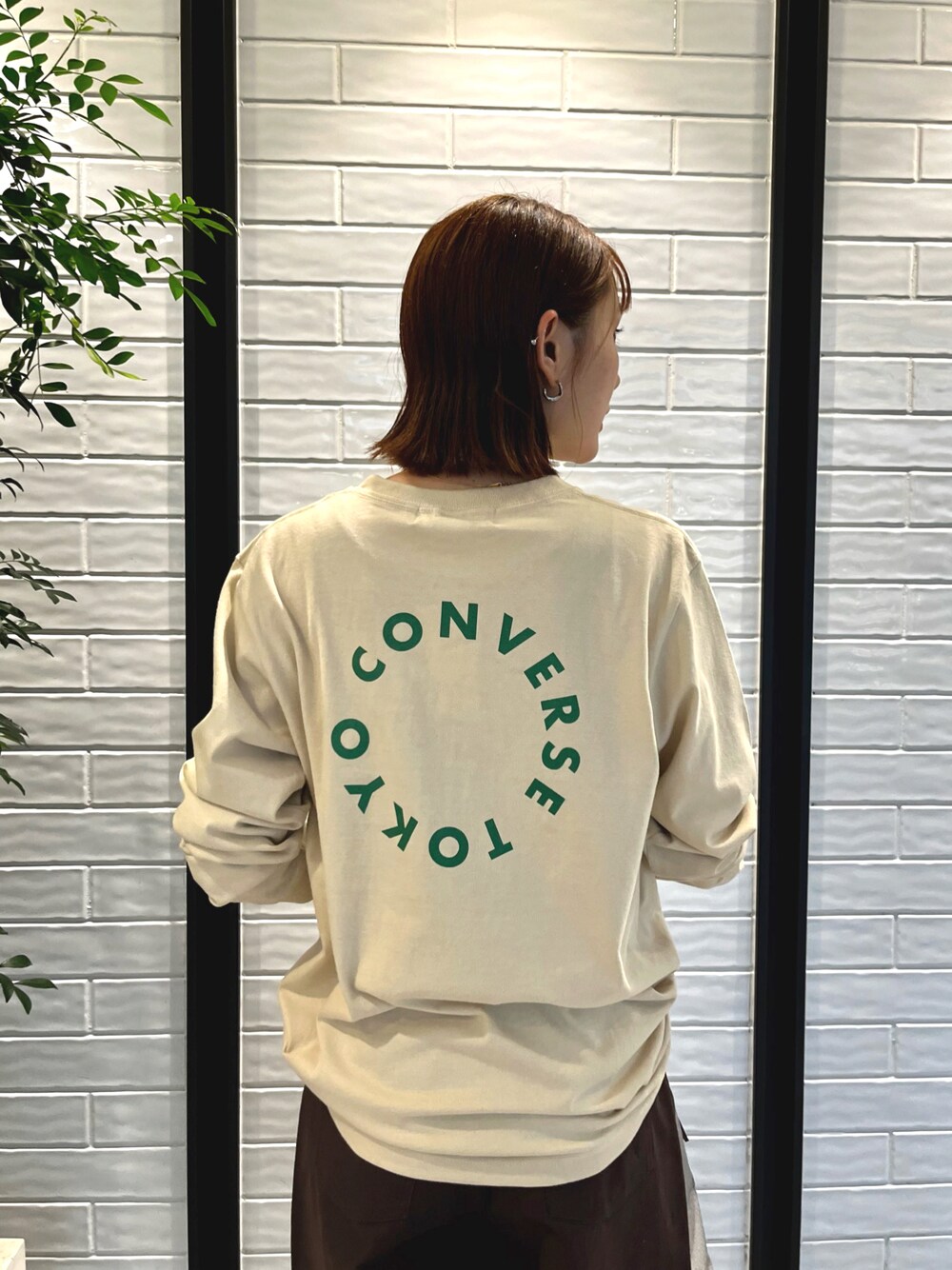 「コンバーストウキョウ、コンバース、CONVERSE TOKYO、converse、ロンT、バックプリント、ロゴT、秋服準備はじめました、秋コーデ、オトナカジュアル、カジュアルコーデ、秋先取りコーデ、ベージュコーデ、ビッグシルエット、パンツスタイル」｜「CONVERSE TOKYOのCIRCLE LOGO LONGSLEEVE TEE（Tシャツ/カットソー、ベージュ系）」を使った、haruka.Sさん（レディース・160cm）の夏コーディネートの1枚目の写真