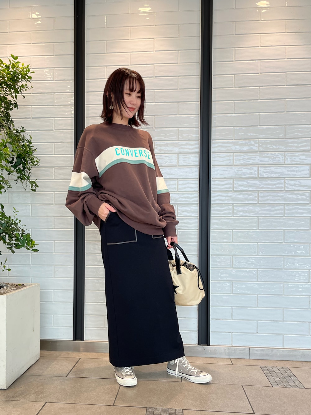 「コンバーストウキョウ、コンバース、CONVERSE TOKYO、converse、スウェット、タイトスカート、レトロ、ブラウンコーデ、ブラウン、ビックシルエット、ハイカットスニーカー、オトナ女子、骨格ナチュラル、大人かわいい、スニーカーコーデ」｜「CONVERSE TOKYOの配色切り替えロゴスウェット（スウェット、ブラウン系）」を使った、haruka.Sさん（レディース・160cm）の秋コーディネートの1枚目の写真