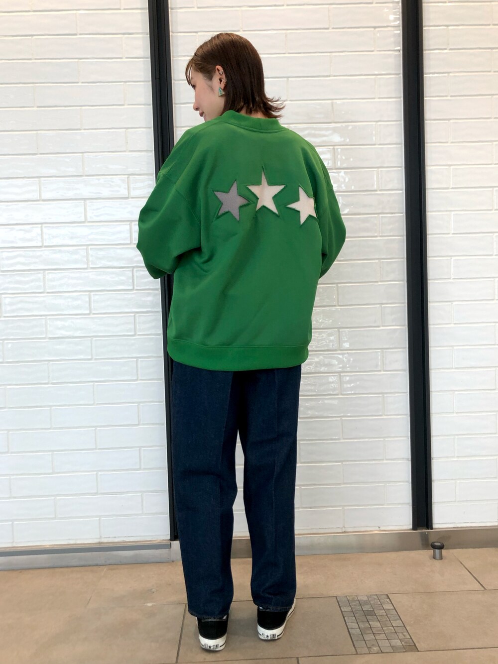 「デニム、コンバーストウキョウ、CONVERSE TOKYO、conversetokyo、コンバース、converse、カーディガン、大人カジュアル、パンツスタイル、スウェットカーディガン、グリーン、春服みてみて、スニーカーコーデ、大人女子、カジュアル」｜「CONVERSE TOKYOのハイウエストテーパードデニム（デニムパンツ、ブルー系）」を使った、haruka.Sさん（レディース・160cm）の春コーディネートの1枚目の写真