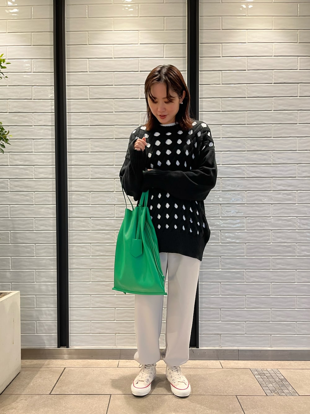 「スウェットパンツ、私の推しブランド、コンバーストウキョウ、コンバース、CONVERSE TOKYO、converse、ジョガーパンツ、大人カジュアル、パンツスタイル、シンプルスタイル、グリーン、ケーブルニット、スニーカーコーデ、骨格ナチュラル、ニットコーデ」｜「CONVERSE TOKYOのケーブルスラッシュニット（ニット/セーター、ブラック系）」を使った、haruka.Sさん（レディース・160cm）の冬コーディネートの1枚目の写真