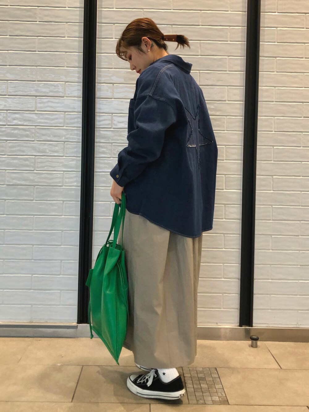 「CONVERSE TOKYO、conversetokyo、コンバーストウキョウ、converse、コンバース、デニム、ワンピース、エコレザー、トートバッグ、オトナカジュアル、カジュアルコーデ、春コーデ」｜「CONVERSE TOKYOのスターパッチデニムシャツ（シャツ/ブラウス、ブルー系）」を使った、haruka.Sさん（レディース・160cm）の冬コーディネートの1枚目の写真