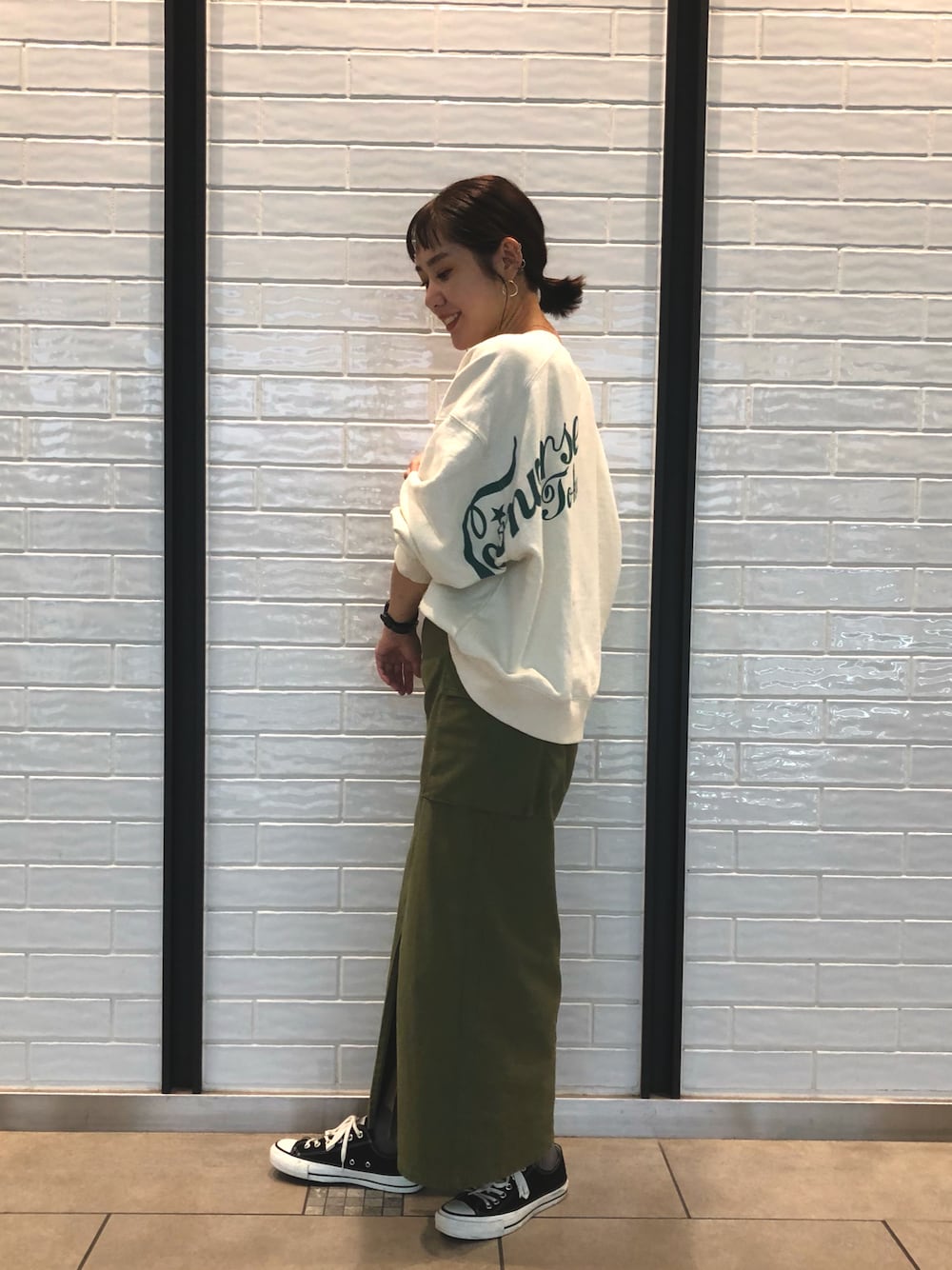 「CONVERSE TOKYO、conversetokyo、コンバーストウキョウ、converse、コンバース、スウェット、タイトスカート、大人コーデ、カーキ、きれいめカジュアル、スニーカーコーデ、オトナカジュアル」｜「CONVERSE TOKYOのブランドロゴプリントスウェット（スウェット、ホワイト系）」を使った、haruka.Sさん（レディース・160cm）の秋コーディネートの1枚目の写真