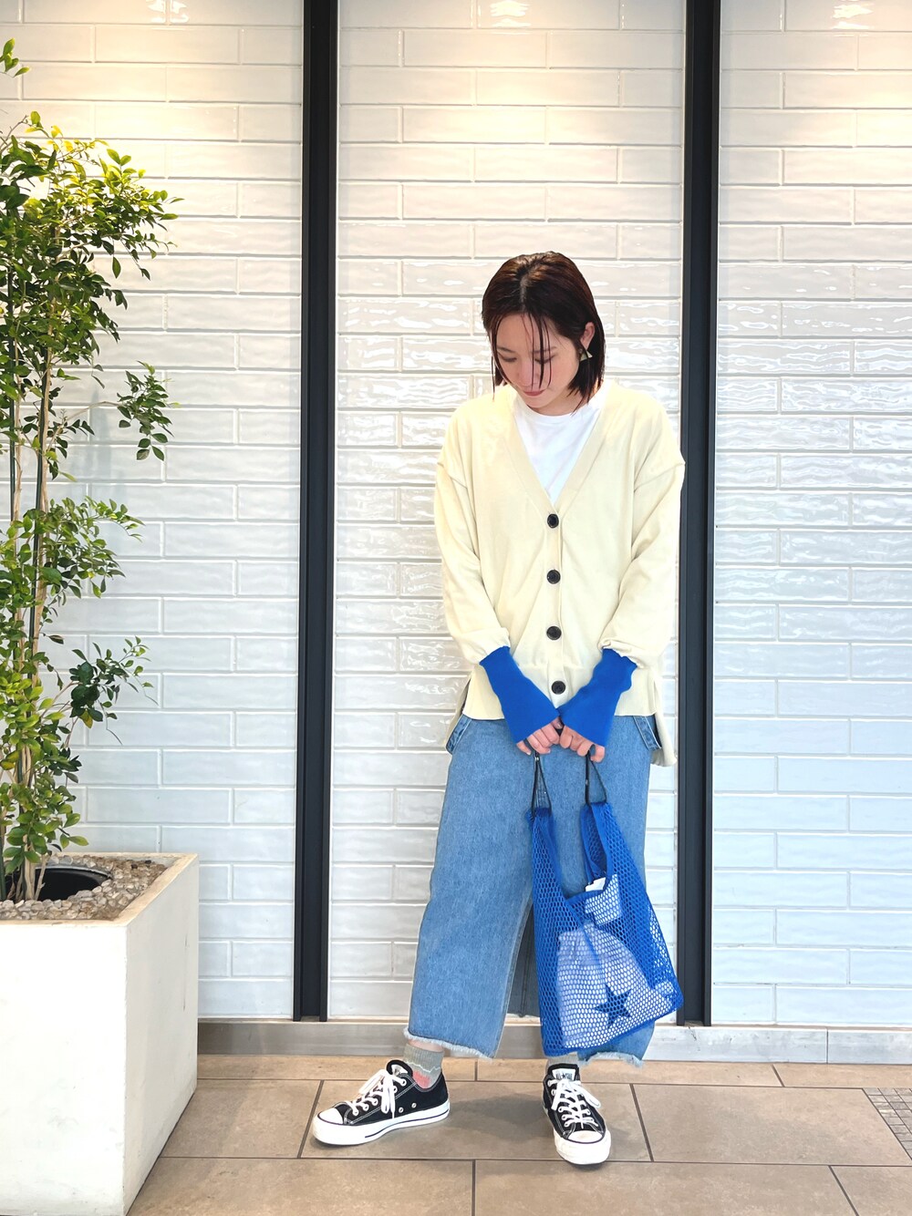 「春服デビュー宣言、コンバーストウキョウ、コンバース、CONVERSE TOKYO、converse、春服、デニムスカート、カーディガン、春服コーデ、春服みてみて、大人可愛い、ロングスカート、大人カジュアル、骨格ナチュラル、デニム」｜「CONVERSE TOKYOのバックロゴカーディガン（カーディガン/ボレロ、ホワイト系）」を使った、haruka.Sさん（レディース・160cm）の春コーディネートの1枚目の写真