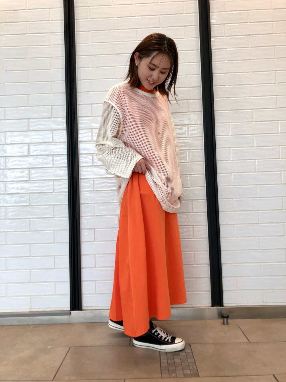 「メッシュ、コンバーストウキョウ、コンバース、CONVERSE TOKYO、converse、ゆるコーデ、conversetokyo、リラックススタイル、カジュアルコーデ、初夏コーデ、カラーコーデ、シンプルコーデ、大人カジュアル、大人かわいい、ワンピース」｜「CONVERSE TOKYOのスクエアレースプルオーバー（Tシャツ/カットソー、ホワイト系）」を使った、haruka.Sさん（レディース・160cm）の春コーディネートの1枚目の写真