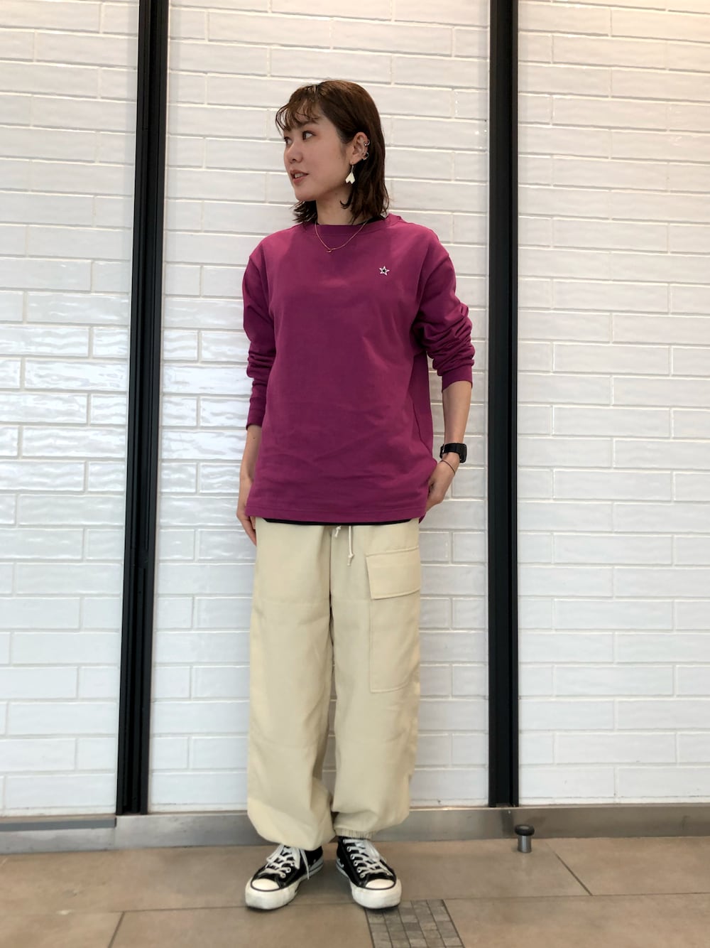 「リラックススタイル、コンバーストウキョウ、コンバース、CONVERSE TOKYO、conversetokyo、ロンT、カーゴパンツ、メンズライク、カジュアルコーデ、オトナカジュアル、春コーデ、ラクチンコーデ、パープル、裾絞りパンツ、スニーカー女子」｜「CONVERSE TOKYOのビッグロンT（Tシャツ/カットソー、パープル系）」を使った、haruka.Sさん（レディース・160cm）の春コーディネートの1枚目の写真