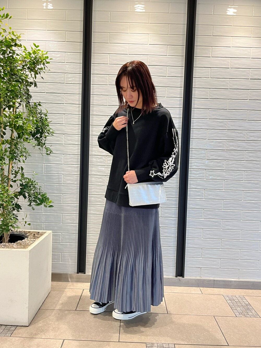 「コンバーストウキョウ、コンバース、CONVERSE TOKYO、converse、カジュアルコーデ、オトナカジュアル、ゆるコーデ、キレイめ、お出かけコーデ、大人女子、プリーツスカート、スウェット、ウォレットチェーン、ウォレットバッグ、骨格ナチュラル」｜「CONVERSE TOKYOのエンブロイダリー刺繍PO（スウェット、ブラック系）」を使った、haruka.Sさん（レディース・160cm）の秋コーディネートの1枚目の写真